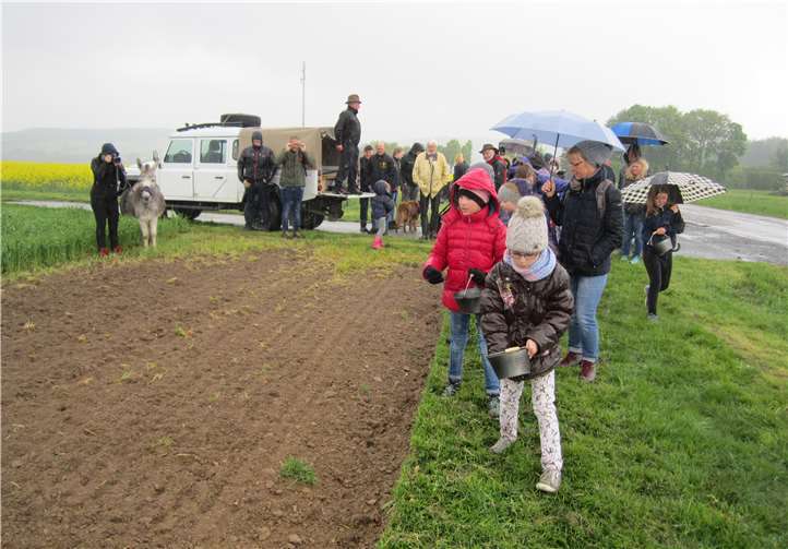 Vor allem die Kinder ließen sich vom eintretenden Regen nicht zurückhalten und beteiligten sich rege an der Aussaat des Blühstreifens.