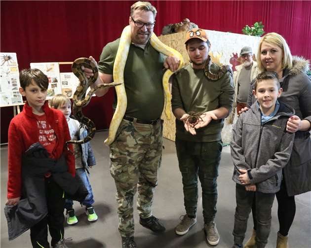 Vor allem die Kinder zeigten kaum Berührungsängste gegenüber Spinnen und Schlangen.Foto: StF
