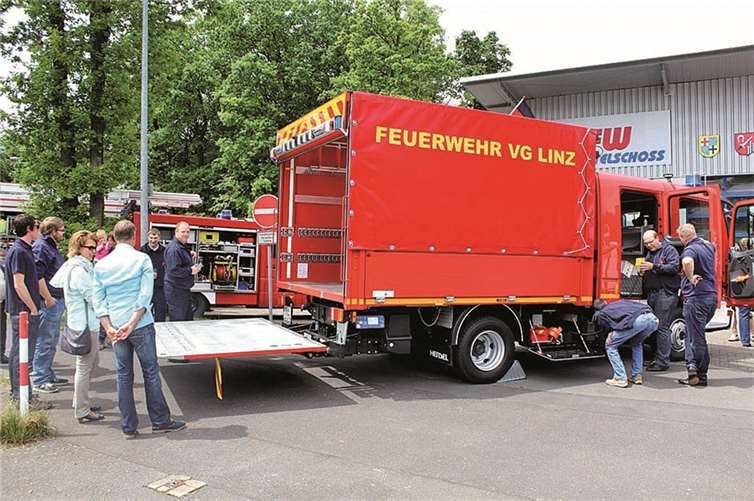 Vor allem die Ladehilfe des MZF 2 wurde von den Feuerwehrmännern fachmännisch begutachtet.