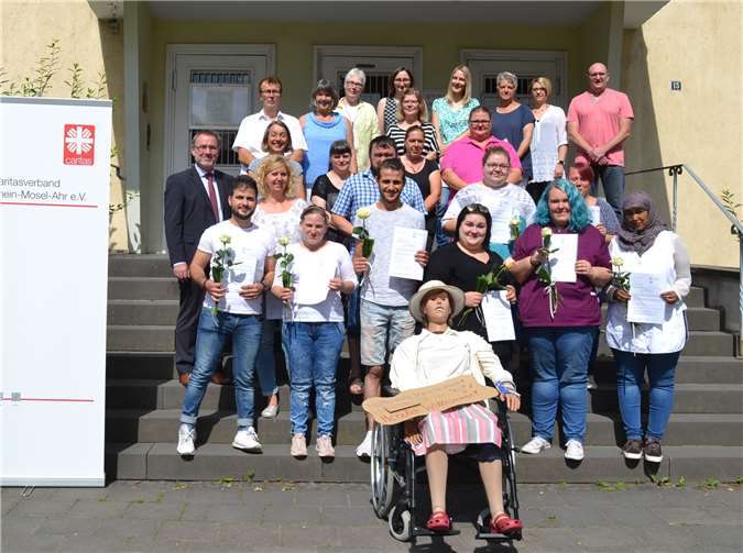 Vor allem die Übungspuppe Lisbeth (ganz vorne) durfte beim Abschlussfoto nicht fehlen. Könnte sie es, sie würde den vielen jungen, motivierten Menschen für ihren beruflichen Weg fest die Daumen drücken.  E.T. Müller