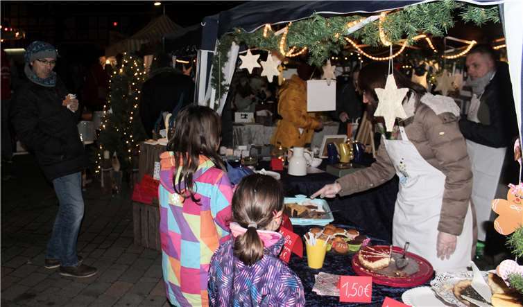 Vor allem die jüngsten Besucherwaren am an weihnachtlichem Naschwerk interessiert.