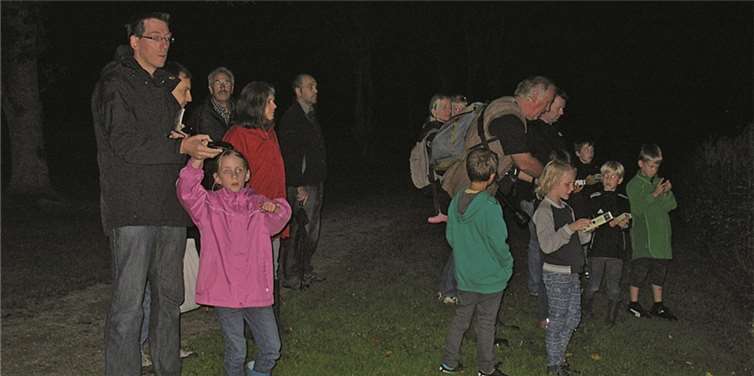Vor allem die jüngsten Teilnehmer waren fasziniert von der Fledermaus-Exkursion am Urbacher Weiher. privat