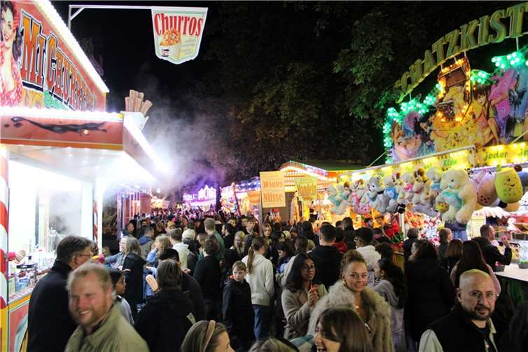Vor allem in den Abendstunden frequentierten zahlreiche Besucher die Bad Neuenahrer Kirmes.  Fotos: DU