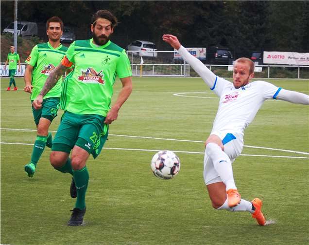 Vor allem in der Anfangsphase bereitete Spvgg-Torjäger David Roehrig (rechts) der Mendiger Innenverteidigung um Florian Schlich und Kodai Stalph (hinten links) gehörige Probleme.