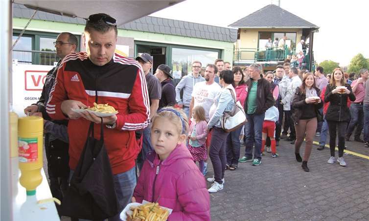 :Vor allem in der Pause bildeten sich am Imbiss lange Schlangen. Die Bratwurst gehört bei einem Fußballspiel nun mal dazu.