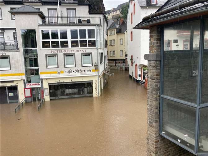 Cochem: Das Wasser der Mosel steigt weiter Vor allem sind Gastronomie- und Beherbergungsbetriebe in Mitleidenschaft gezogen.