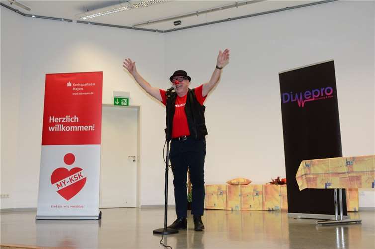 Vor ausverkauftem Haus gab Willibert Pauels (Ne Bergische Jung) sein Soloprogramm „Kirche-Klapse-Karneval“ zum Besten.