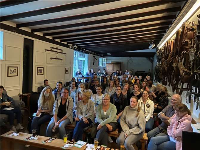 Vor ausverkauftem Haus konnte Thomas Monreal, Geschäftsführer der Raiffeisen Rhein-Ahr-Eifel Handelsgesellschaft im Rheinbacher Kutschenmuseum über 70 interessierte Pferdebesitzerinnen und -besitzer begrüßen. Foto: Raiffeisen Rhein-Ahr-Eifel Handelsgesellschaft mbH