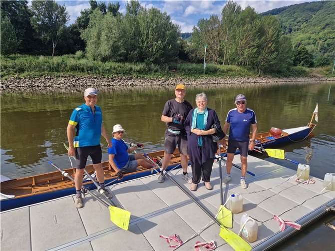 Vor dem Ablegen bei der Rudergesellschaft Lahnstein: v.li. Ottfried Milzer, Gunthart Herda, Thomas Mockenhaupt, Elisabeth Mockenhaupt und Rainer. Quelle: Rudergesellschaft Lahnstein
