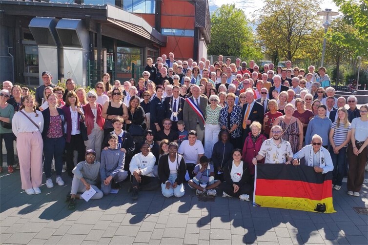Vor dem Abschied am Sonntag entstand ein Foto mit unseren französischen Gästen und allen deutschen Gastfamilien 