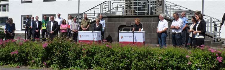 Vor dem Adenauer Rathaus fand nach dem Rundgang in Schuld eine Pressekonferenz statt. Angela Merkel und Malu Dreyer zeigten sich entsetzt und tief beeindruckt. „Land und Bund werden helfen, kurz- und langfristig.“Foto: HE