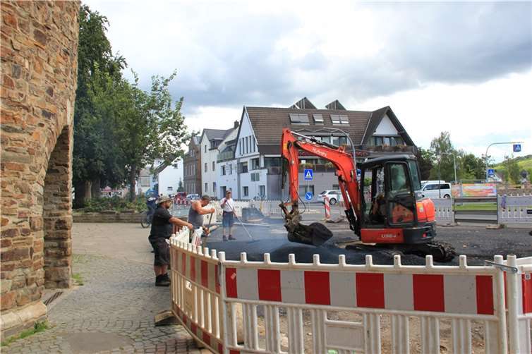 Vor dem Ahrtor in Ahrweiler wird derzeit eine behelfsmäßige Verkehrsführung eingerichtet.  Foto: GS
