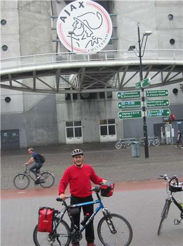 Vor dem Ajax-Stadion.