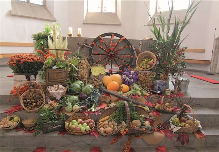 Vor dem Altar der Pfarrkirche St. Katharinen wurden die frisch geernteten Lebensmittel dekorativ zu Erntedank präsentiert. privat