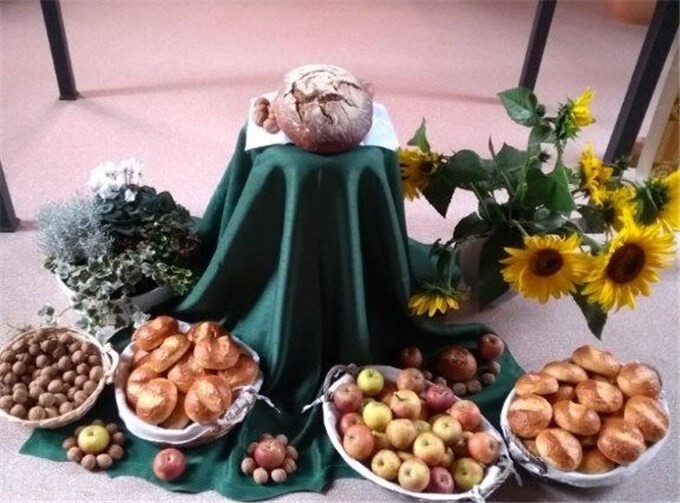 Vor dem Altar standen gut gefüllte Körbe.Foto: privat