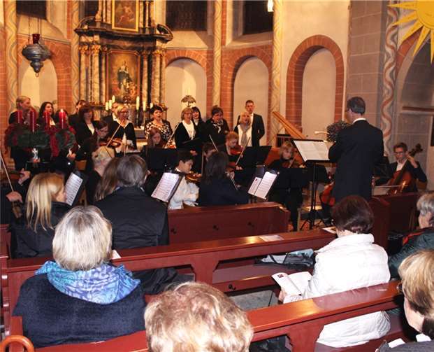 Vor dem Altar von Sankt Severinus intonierten der Kammerchor und die Streicher barocke Kirchenmusik.dl