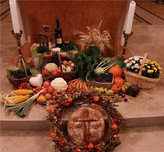 Vor dem Altar wurde der Erntedanktisch gedeckt. Foto: privat