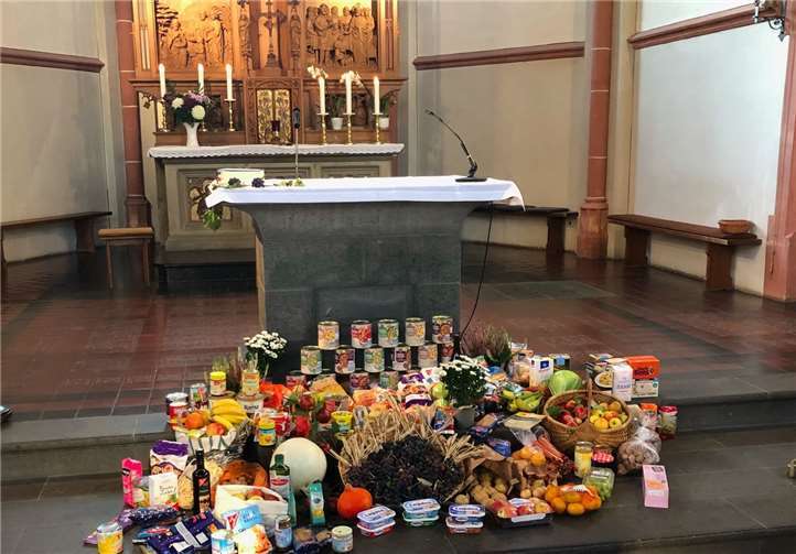 Vor dem Altar wurden die mitgebrachten Erntegaben und Spenden für die Tafel aufgebaut. Foto: privat
