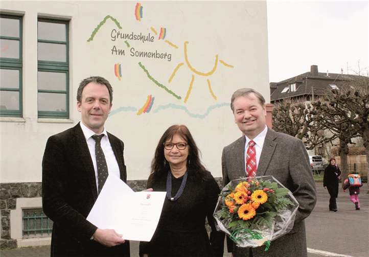 Vor dem Altbau der Grundschule gratulierten Schulrat und VG-Chef Rektorin Regina Winter. DL