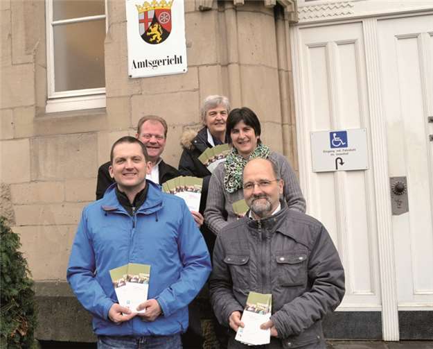 Vor dem Amtsgericht Bad Neuenahr-Ahrweiler präsentieren (von links) Ralf Düngen, Ralph Seeger, Marion Eisler, Petra Hürten und Uwe Moschkau den neuen Flyer. privat