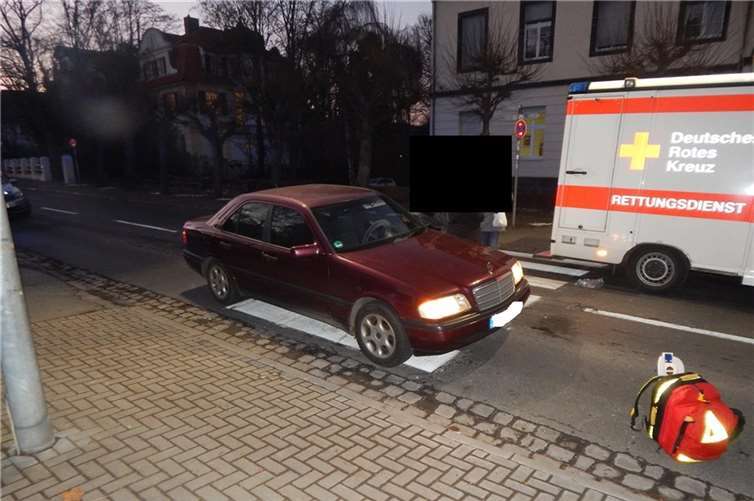 Vor dem Amtsgericht in Sinzig wurde eine Person von einem Pkw erfasst. Foto: Polizei