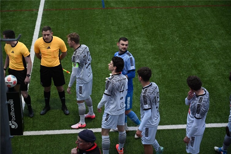 Vor dem Anpfiff waren die Spieler des SV Eintracht Mendig noch guter Dinge. Foto: SK