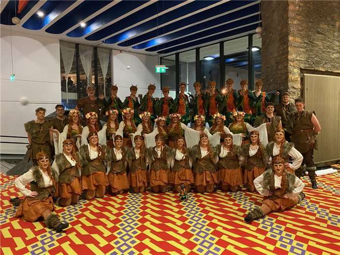 Vor dem Auftritt beglückte das Trainerteam um Bianca Zapp und Doris Pietzka ihre Tänzer:innen mit passenden Motto T-Shirts zur aktuellen Show. Foto: TRG