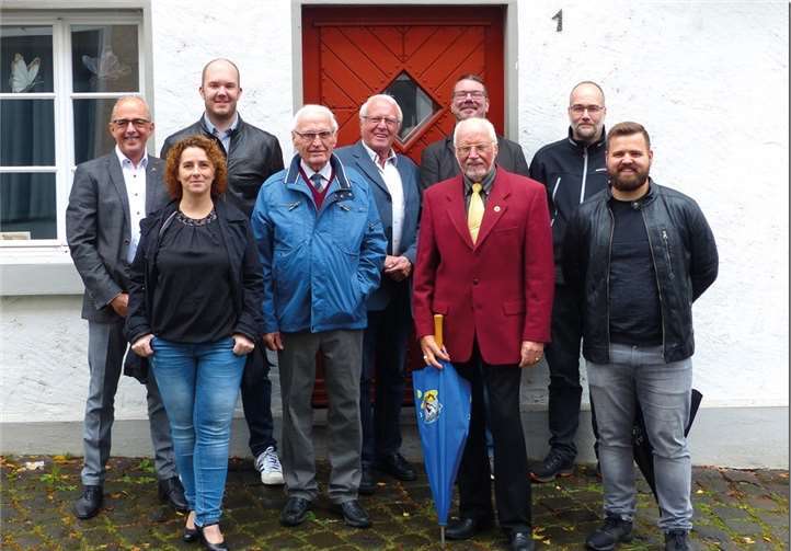 Vor dem Backeshaus in Niederbieber stellte sich der CDU-Vorstand zum Foto auf: Wolfgang Hardt, Silvana Cremer, Stefan Busch, Gerhard Kinne, Gerhard Neumann, Michael Cremer, Romed H. Kaufhold (vorne), Michael Krose und Martin Heinz. Foto: Gerhard Neumann