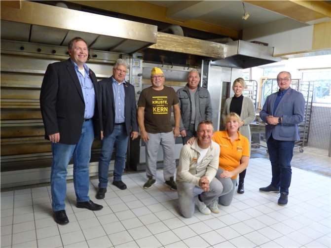 Vor dem Backofen der Bäckerehepaares Petra und Jens Preißing (vorne) versammelten sich die Gesprächsteilnehmer (v.l.) Michael Braun Geschäftsführer KHS und Rolf Wanja Vorsitzender Kreishandwerksmeister der KHS Rhein-Westerwald, Hubert Quirmbach, Obermeister der Bäckerinnung, Ralf Winn, Kreishandwerksmeister der KHS MDL Lana Horstmann, und Matthias Dahmen, Innungsbeauftragter der KHS. Foto: Hans Hartenfels