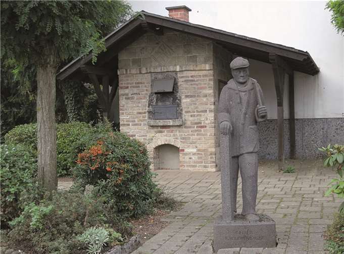Vor dem Backofen die Figur des Beller Backsteinbauers. privat
