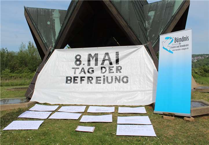 Vor dem Banner wurden Plakate mit Zitaten ausgelegt.