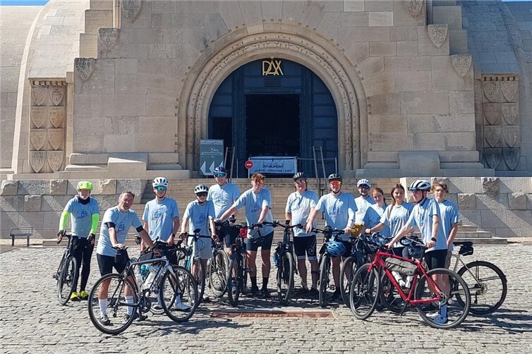Vor dem Beinhaus in Douaumont