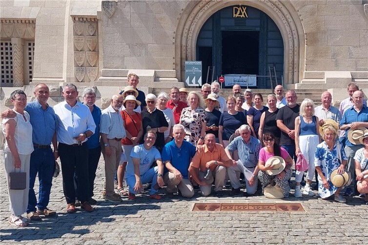 Vor dem Beinhaus in Douaumont
