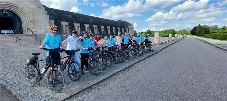 Vor dem Beinhaus in Douaumont.