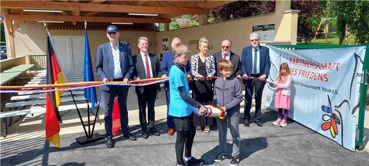Vor dem Beinhaus in Douaumont.  Fotos: Stefan Raetz