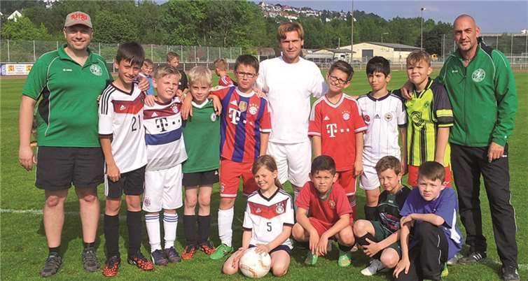 Vor dem Benefiz-Spiel trainierte Dariusz Wosz (Mitte) mit der E-Jugend der SpVgg Bendorf. privat