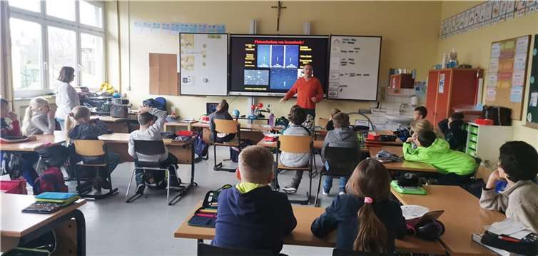 Vor dem Betreten des Planetariumsgab es eine Theoriestunde.  Fotos: privat