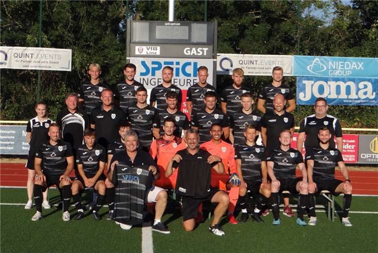 Vor dem Bezirksligaauftakt wurde ein gemeinsames Foto gemacht.  Foto: Max Jäger