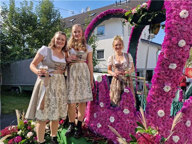 Vor dem Blumencorso-Start lächelten die Erpeler Weinmajestäten exklusiv für BLICK aktuell in die Kamera: Weinkönigin Lara Bender mit ihren Weinprinzessinnen Lara Bender und Marie Thelen (v.l.).  Fotos: AWi