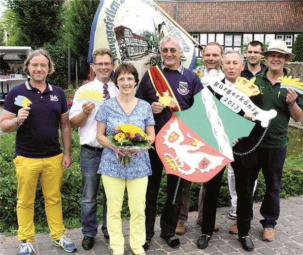 Vor dem Bodendenkmal der Unteren Burg umringten die erfolgreichen Pfänderschützen das Bürgerkönigspaar Rudi und Inge Haack. DL