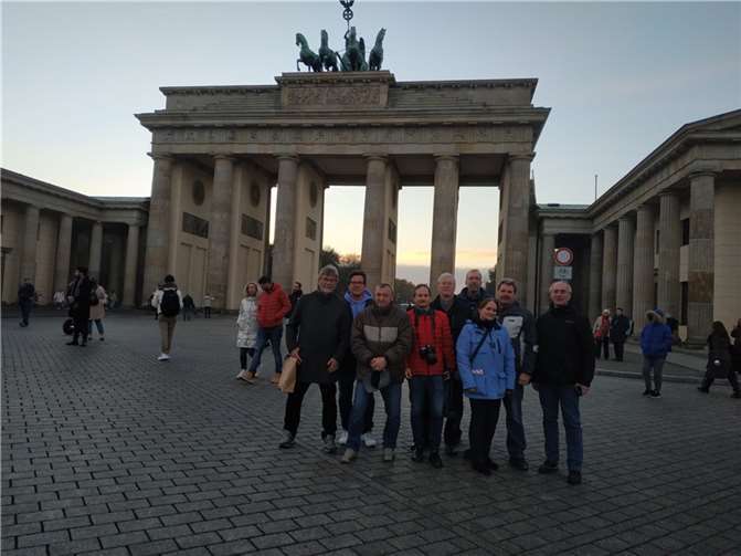 Vor dem Brandenburger Tor: v.li. Wolfgang Paschelke, Frank Becker, Waldemar Bondza, Harald König, Helmut Diederichs, Gerhard Mues, Rosi Reents, Michael Reents und Helmut Buchholz. Quelle:
