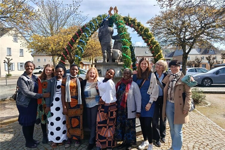 Vor dem Brunnen in Miehlen.