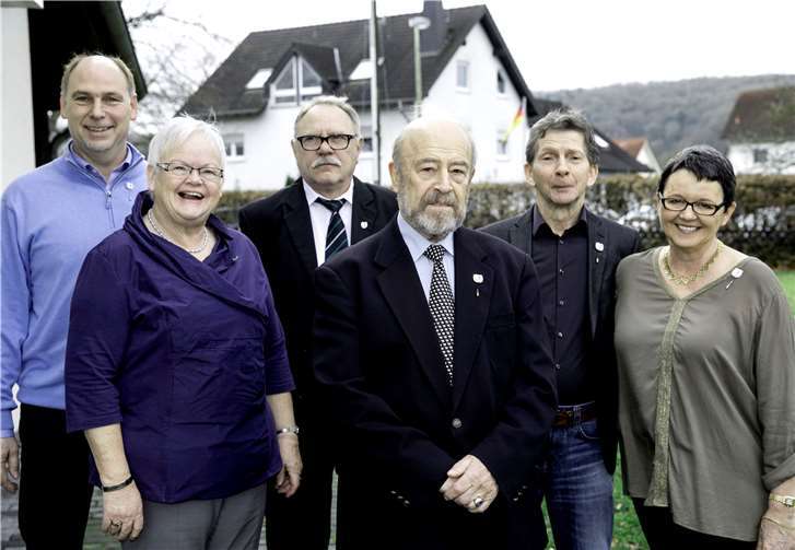 Vor dem Bürgerhaus präsentiert Helmut Bürger die vier Silberjubilare und den „40-jährigen“ Goldnadel-Träger Rolf Pfafferoth.privat