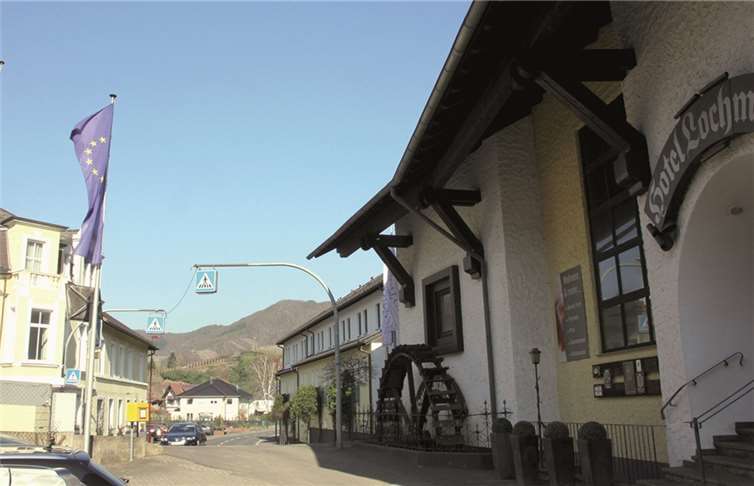 Vor dem Countryhotel Lochmühle hängen bereits die Flaggen des neuen Betreibers, der Avalon-Gruppe.  CBÜ