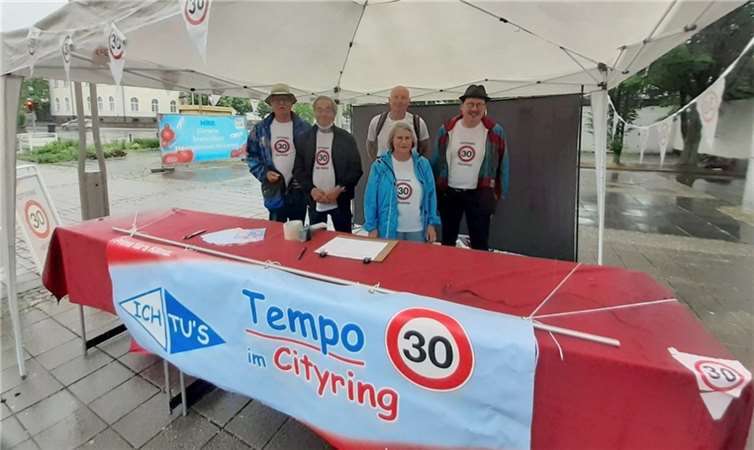 Vor dem Eingang hatte die „Ich tu’s“-Kreisgruppe Neuwied wieder einmal ihren Informationsstand zu Tempo-30 in der Innenstadt aufgebaut. Foto: privat
