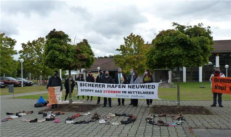 Vor dem Eingang zum Forum Windhagen gab es eine Demonstration zum Thema Seenotrettung von Flüchtlingen.Foto: HE