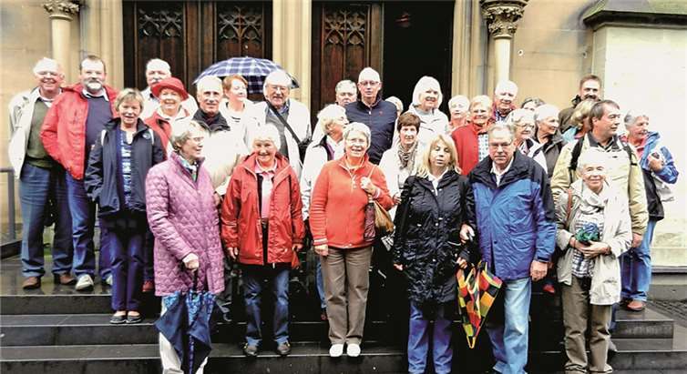 Vor dem Eingang zur Apollinariskirche Remagen. privat
