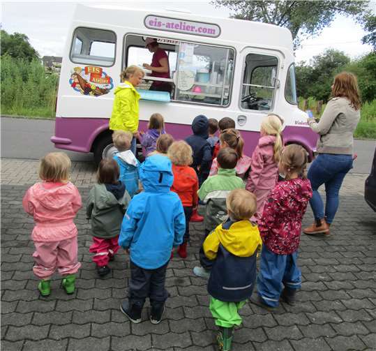 Vor dem Eiswagen bildete sich eine lange Schlange. Foto: privat