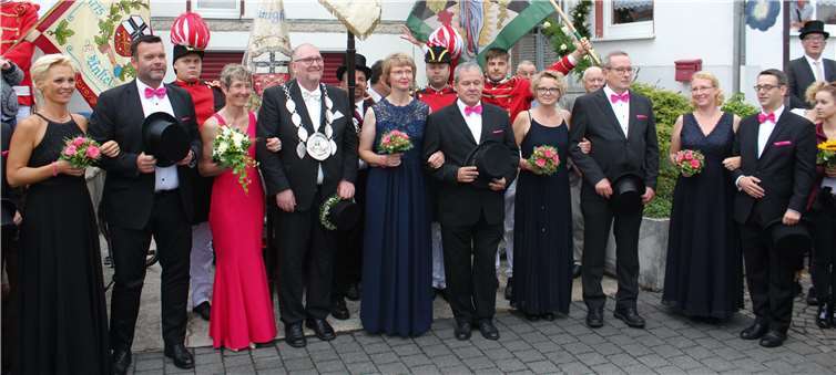 Vor dem Fahnenschwenken ließ die Festgesellschaft das Bürgerkönigspaar hoch leben. Fotos: DL