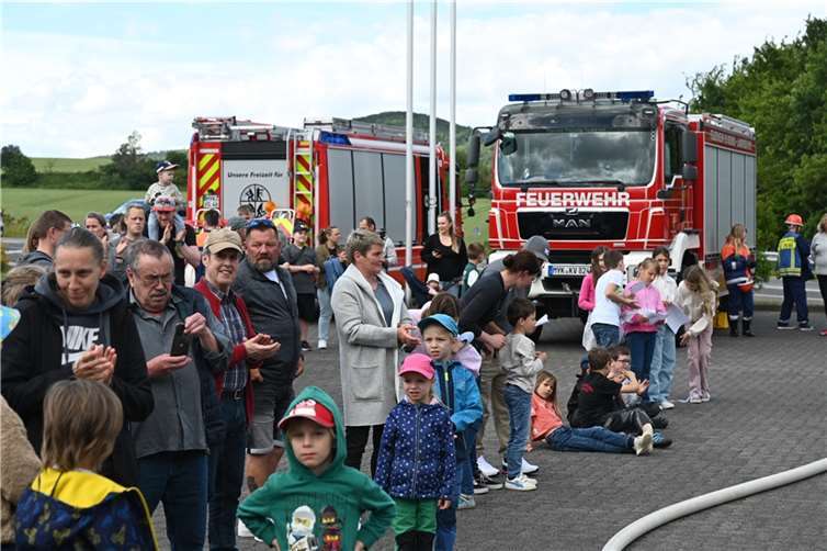 Vor dem Feuerwehrgerätehaus in der Pellenzstraße war so richtig was los.